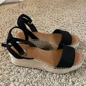 Kelly&Katie Black Platform Sandals
